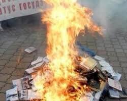 One of the FIRST things Russia did after invading Crimea and Donbas in 2014 was to hold public book burnings of all Ukrainian language texts from libraries, govt offices, and schools. Ukrainian was ELIMINATED from govt use, banned, and was stopped being taught in schools.

🧵/13