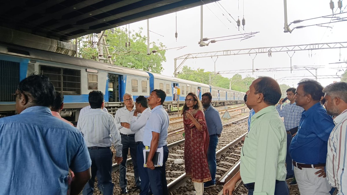 GM_CRly's tweet photo. General Manager/Central Railway Shri Naresh Lalwani conducted inspection of Pune station on 22.07.2023.

Inspected the plan of Pune yard remodeling work and its upcoming  execution on the field.
Further stressed upon various aspects of safety of train operations. https://t.co/tXyVBtw7bZ