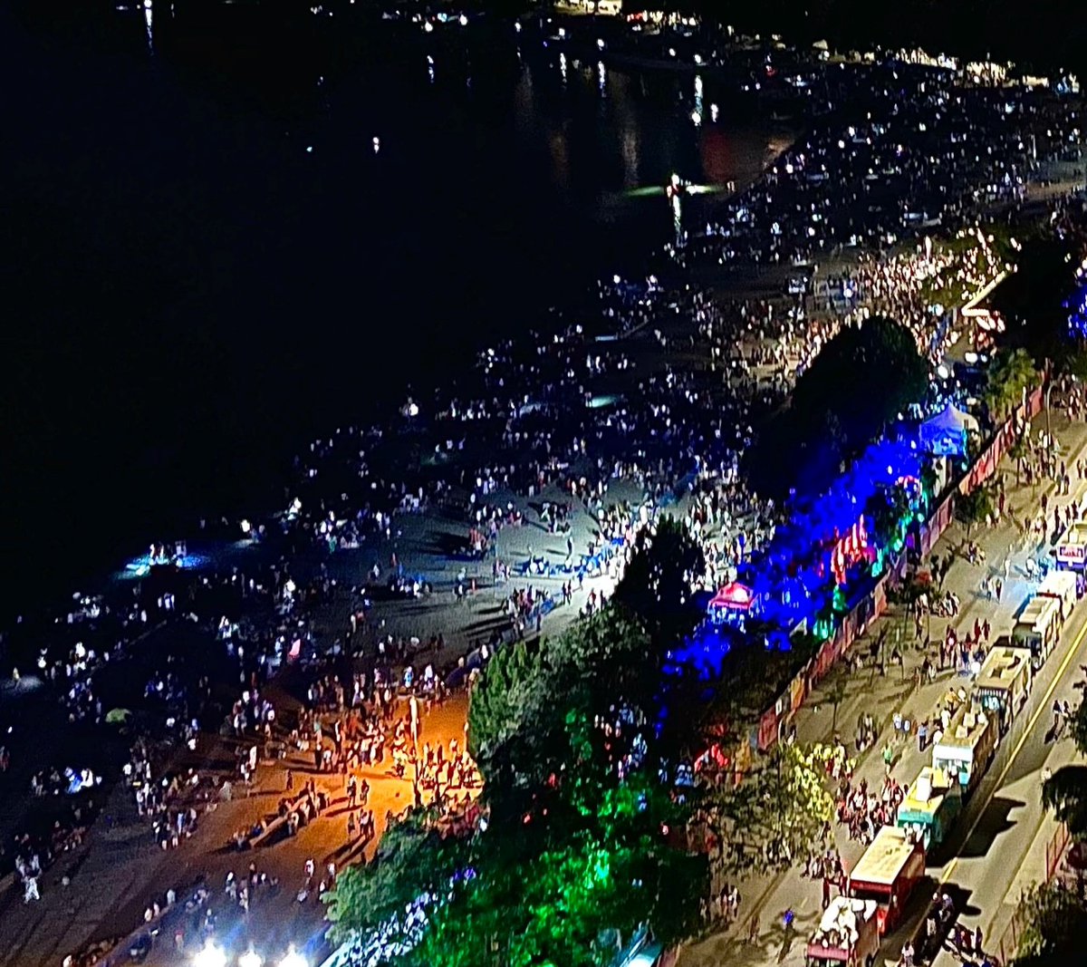 VancouverPD's tweet photo. This photo of English Bay beach was taken at around 11:10 p.m. Most people have safely made their way to local transit. 

@VPDHorses are now in the process of closing the beach, while double checking everyone there is okay, and able to move along. https://t.co/M31wdg0yQn