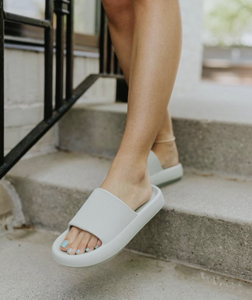 amonkeytree's tweet image. Currently wearing.. #cloudslides 
☁️☁️☁️