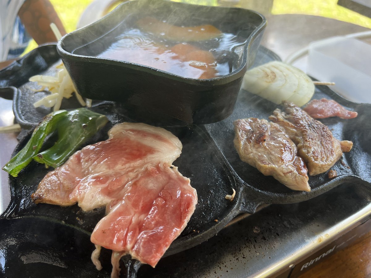 misotabi's tweet photo. ジンギスカンめっちゃ美味しい😋
@mitomishokudo ←

冬キャンプで校庭使わせて頂いて
その時初めてここのジンギスカン食べて
絶対また食べたい！と思ってて
やっと今日来れたー🥺✨

旧三富小学校で食べられますよー！
ビールやソフトドリンク🥤
ご当地ドリンクもある😋

校庭ではキャンプも出来ますよ🏕️
近くには温泉も♨️あって川もあって
今の季節にぴったり👏🏻

本当に美味しいから
ぜひ食べてみて下さい😍

またキャンプも来ますー！！