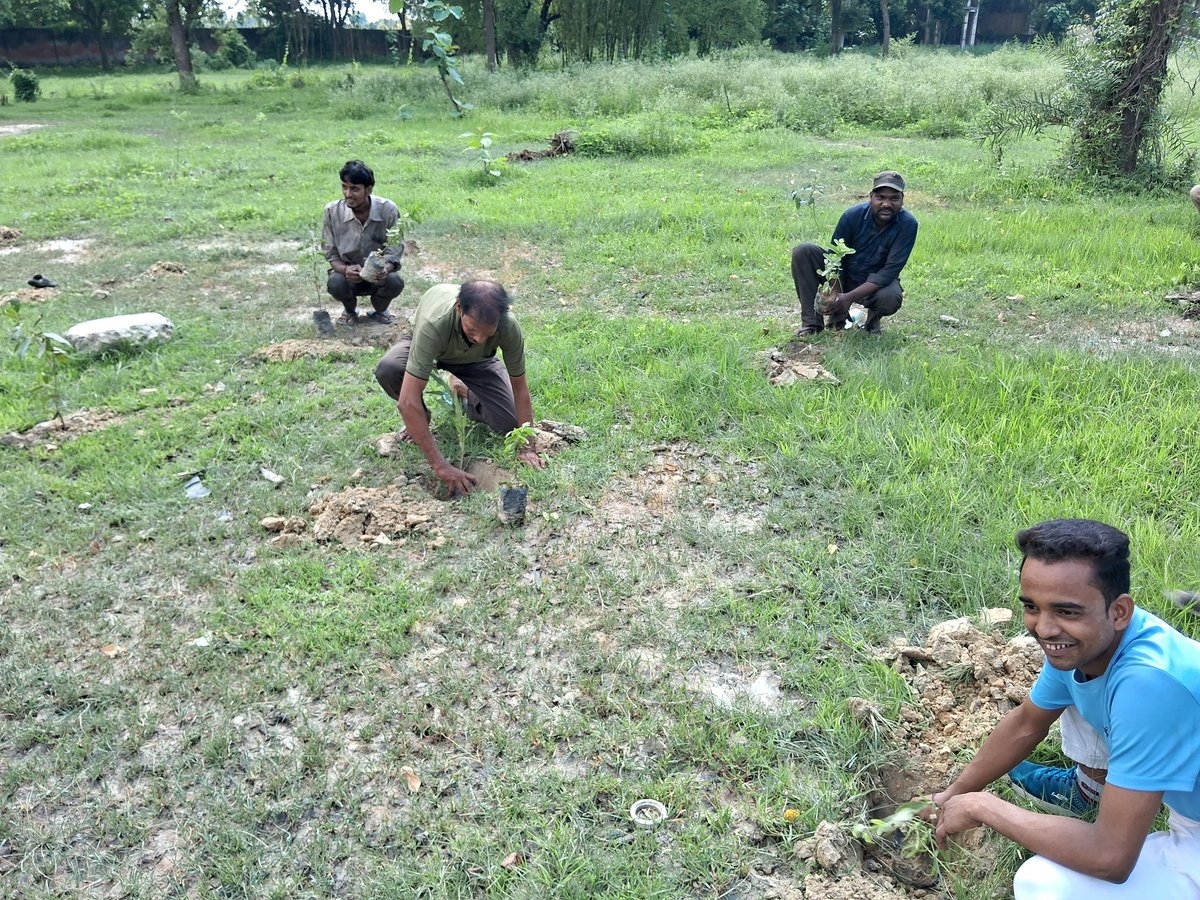 आज दिनांक 22.07.2023 को सीतापुर डिपो मै वृहद स्तर पर व्रक्षारोपण कार्यक्रम एवम सड़क सुरक्षा कार्यक्रम आयोजित कर ARTO/ ARM ने जागरूक किया गया