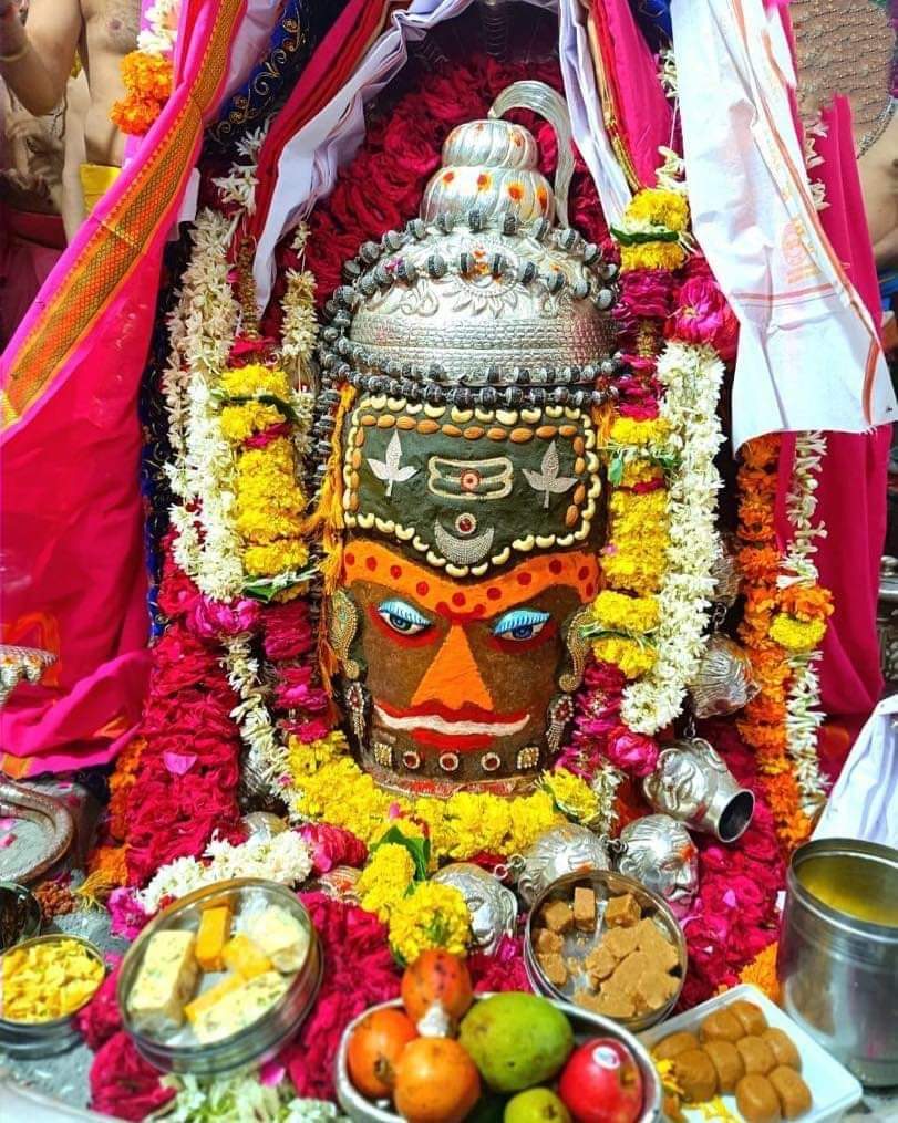BShyamkar's tweet photo. 🙏🌹 *जय श्री महाकाल*🌹🙏
*श्री महाकालेश्वर ज्योतिर्लिंग का आज का भस्म आरती शृंगार दर्शन*
🔱 *23 जुलाई  2023 (रविवार)*🔱 https://t.co/cbSimFYIWY