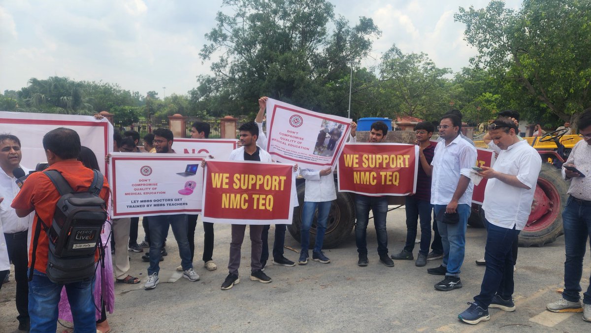 thinkergarg's tweet photo. डॉक्टर को बनाने को डॉक्टर हो पढ़ाने को।

#Save_Medical_Education
#save_nation

@NMC_IND 
@MoHFW_INDIA https://t.co/sGW7K8jGaj