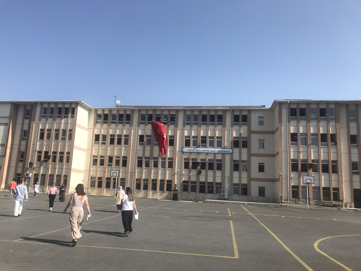 zeynelyigit's tweet photo. Geçen yıl girdiğim sınava yiğenimi getirdim. Ben atandım kurtuldum. Darısı tüm adaylara olsun #kpss2023 https://t.co/JM10bbYjr7