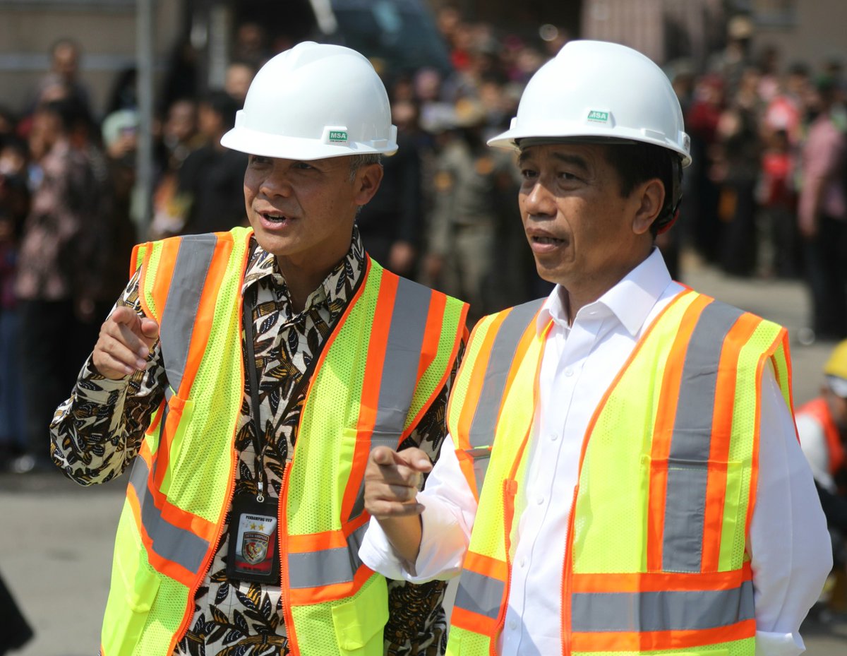 ganjarpranowo's tweet photo. Kita gas pol untuk perbaikan infrastruktur jalan. Apalagi cuaca sangat mendukung, perencanaan sudah matang dan anggaran sudah kita siapkan. Salah satunya peningkatan ruas jalan Surakarta - Gemolong - Purwodadi ini utk meningkatkan aksesbilitas pelayanan antar wilayah dgn nilai kontrak Rp97,4 Miliar, kami targetkan selesai pertengahan Desember 2023.

Terima kasih Presiden @jokowi dan Menteri PUPR, Pak Basuki. Lemah lemah teles, Gusti Allah ingkang bales. InsyaAllah ini jadi penyemangat kerja kita semua.