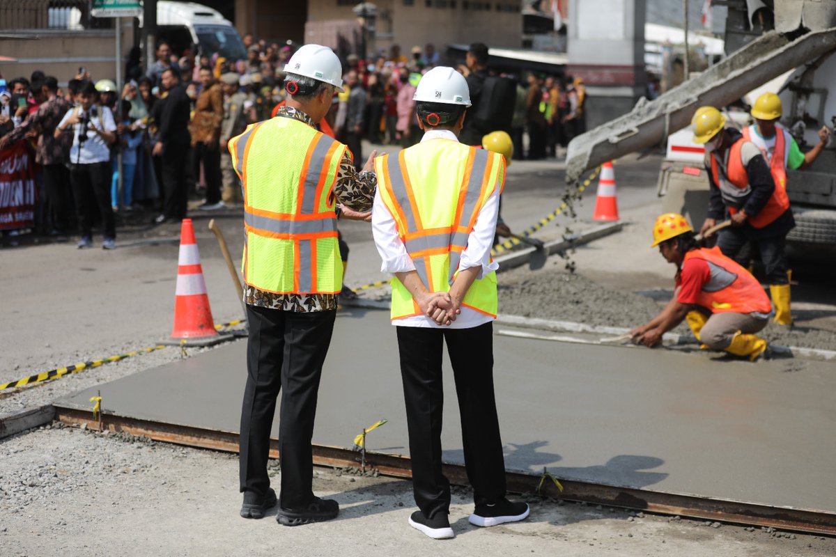 ganjarpranowo's tweet photo. Kita gas pol untuk perbaikan infrastruktur jalan. Apalagi cuaca sangat mendukung, perencanaan sudah matang dan anggaran sudah kita siapkan. Salah satunya peningkatan ruas jalan Surakarta - Gemolong - Purwodadi ini utk meningkatkan aksesbilitas pelayanan antar wilayah dgn nilai kontrak Rp97,4 Miliar, kami targetkan selesai pertengahan Desember 2023.

Terima kasih Presiden @jokowi dan Menteri PUPR, Pak Basuki. Lemah lemah teles, Gusti Allah ingkang bales. InsyaAllah ini jadi penyemangat kerja kita semua.