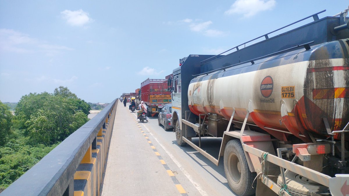 Shad_2k23's tweet photo. Varanasi: विश्व सुंदरी पुल पर लंबा ट्रैफिक से जनता परेशान।  
@Uppolice @uptrafficpolice @varanasipolice @varanasitraffic https://t.co/0AaDfIpOKc