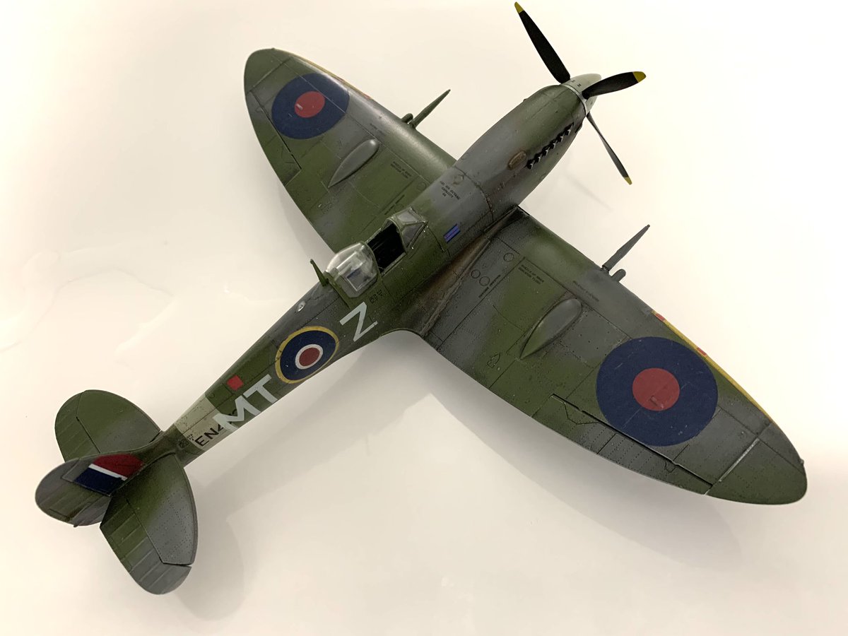 Rheumatoidman's tweet photo. Stills from the Vid
#Eduard 
#MKIX
#Spitfire
1/48 https://t.co/ySrpFmNslN