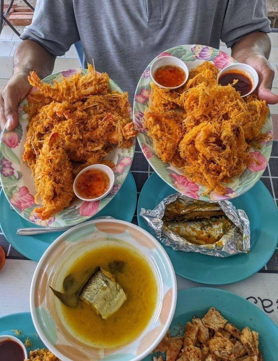 MalaysianFoods's tweet photo. Tempat makan best tepi Tasik view Pulau dan Matahari terbenam dekat "Tasik Biru, Kundang, Rawang"

Sebenarnya baru tahu dekat Rawang ada Port lepak ala2 Hipster best dan Santai makan best nak dengan family sambil boleh menikmati Panorama Tasik.

Apa yang best dan menariknya adalah dekat sini semua makanan yang viral-viral ada tau. Kalau teringin nak makan celup-celup Tepung style Ganu harga RAHMAH RM10, boleh singgah Celup Tepung Viral TokBah . Kalau set Family boleh cuba Dulang Selambak untuk makan 2-3 orang. Lepasni tak perlu pergi Terengganu dah, sini pun ada😍

Lokasi : Foodcourt Tasik Biru, Kundang,Rawang ,Selangor (Bersebelahan Anjung D Tasek Biru)
