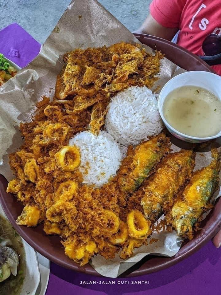 MalaysianFoods's tweet photo. Tempat makan best tepi Tasik view Pulau dan Matahari terbenam dekat "Tasik Biru, Kundang, Rawang"

Sebenarnya baru tahu dekat Rawang ada Port lepak ala2 Hipster best dan Santai makan best nak dengan family sambil boleh menikmati Panorama Tasik.

Apa yang best dan menariknya adalah dekat sini semua makanan yang viral-viral ada tau. Kalau teringin nak makan celup-celup Tepung style Ganu harga RAHMAH RM10, boleh singgah Celup Tepung Viral TokBah . Kalau set Family boleh cuba Dulang Selambak untuk makan 2-3 orang. Lepasni tak perlu pergi Terengganu dah, sini pun ada😍

Lokasi : Foodcourt Tasik Biru, Kundang,Rawang ,Selangor (Bersebelahan Anjung D Tasek Biru)