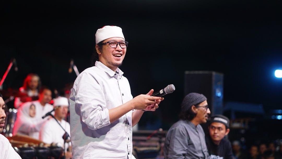 darmurisiwi's tweet photo. Bagaimana mungkin jalan kita berbeda,
jika jalanku adalah kamu? 

— Gus Sabrang https://t.co/jk1YHEAMZG
