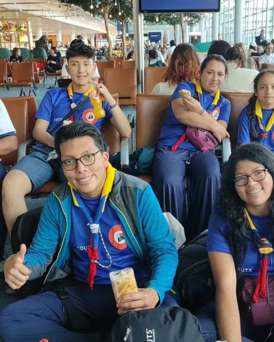 ScoutsOnlin's tweet photo. #jamboreekorea2023 
Iniciando la gran aventura rumbo al Jamboree Mundial de Korea presentamos a Miembros de EIS de la Delegación de Ecuador en su paso por los aeropuertos de Francia y Seul 
Fotos proporcionadas por nuestro Corresponsal Alex Cisneros de Ecuador 
#ScoutsOnline https://t.co/XeTi4ijzyt