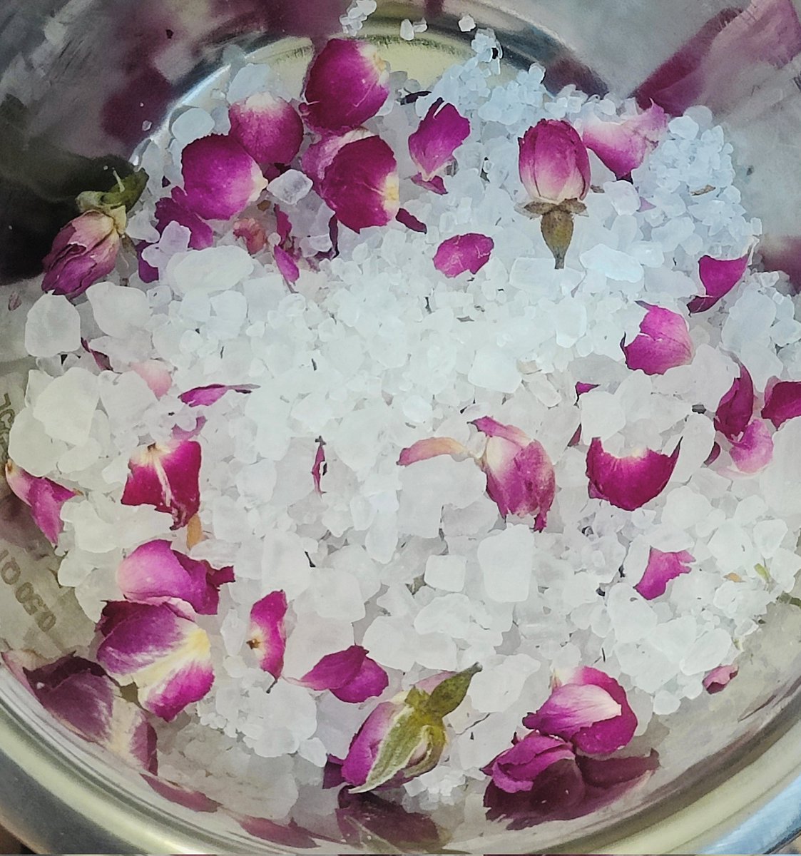 CovenofPaege's tweet image. Making some new #Bathsalt additions for our #Coven with relaxing #lavender
And #rose 
These have a 6onth shelf life and I just made 6! I need to #gift at LEAST 1 ! Would you like 1? #Giveaways #crystals #JoinUs #GoodVibesfestival