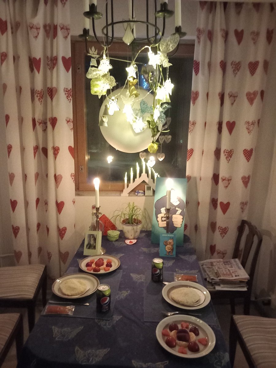 JuhaTenhonen's tweet photo. Viel pientä näpertelyy kyökis #äijäyöpala #hoviruoka #pitakebab #punalappusii #hetelmii #pepsimax #ainanälkäjakokoajanjano #tunnelma #pimeänsuhkero #kynttilät https://t.co/apFdy8BZSx