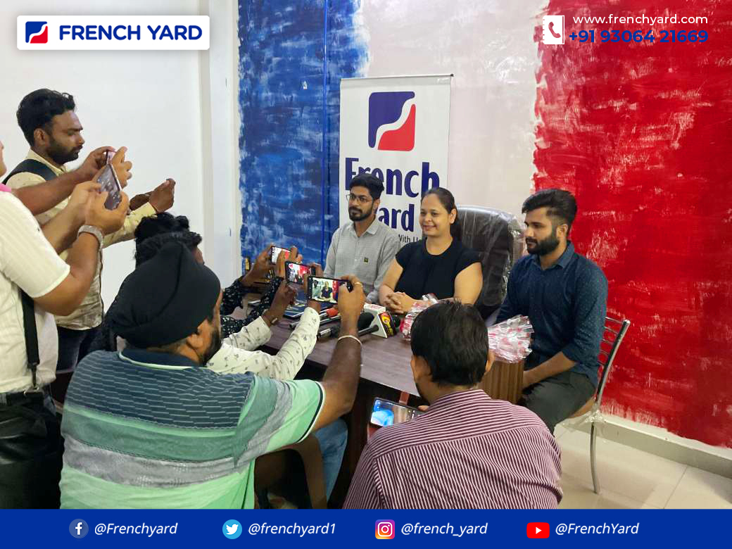 Team Frenchyard had a fantastic conversation with the media, sharing our passion for promoting the French language and culture! 🇫🇷🗣️

#TeamFrenchyard #LearnFrench #LanguagePassion #FrenchCulture #EducationMatters #Frenchyard #TeamFrenchyard