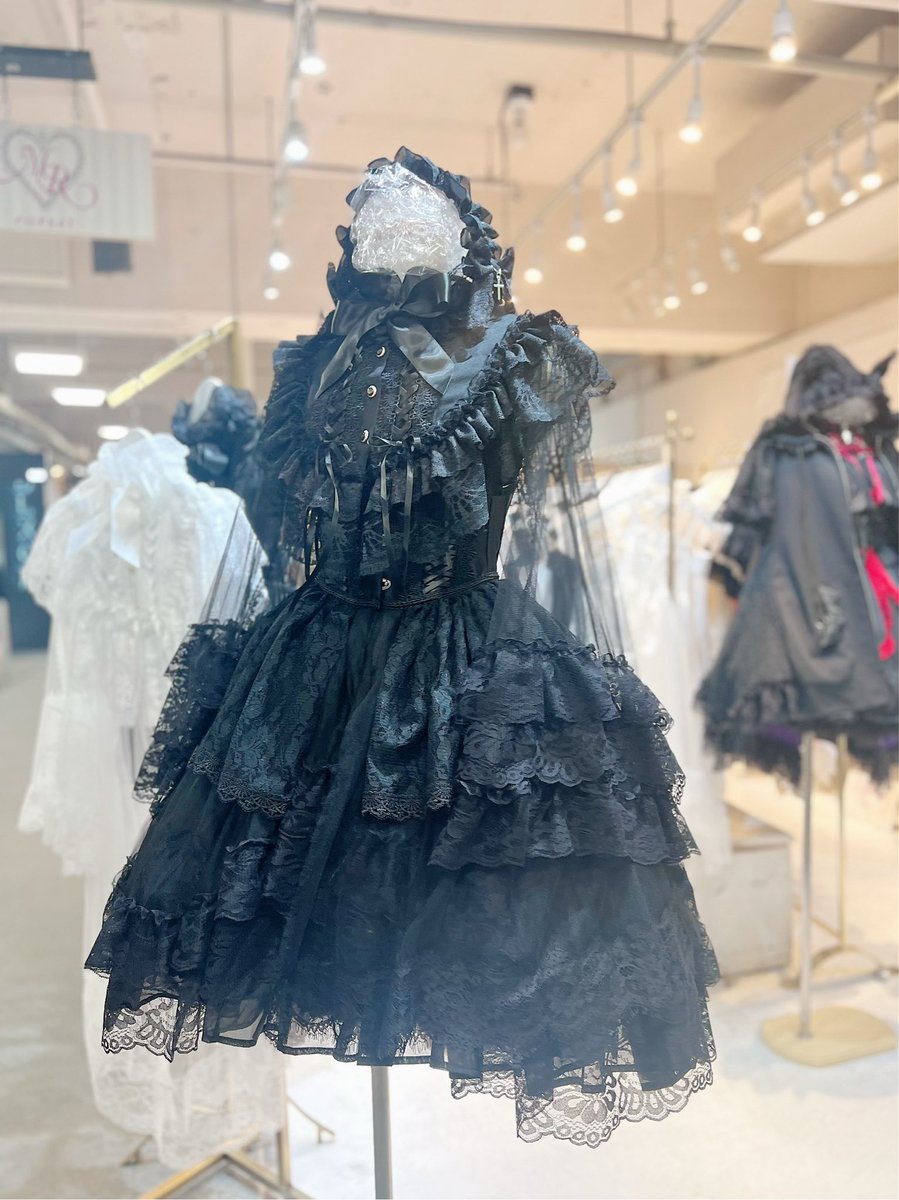 antigones_majoh's tweet photo. おはようございます！
本日ご紹介するコーディネートは、大人気のベールケープシリーズをメインで生かしたスタイリング✨✨
中には、黒いコルセットを合わせて組み合わせているコーディネートです🤍🤍
この暑いシーズンお勧めのスタイリングです✨✨✨✨ https://t.co/FfDCZiyxeI