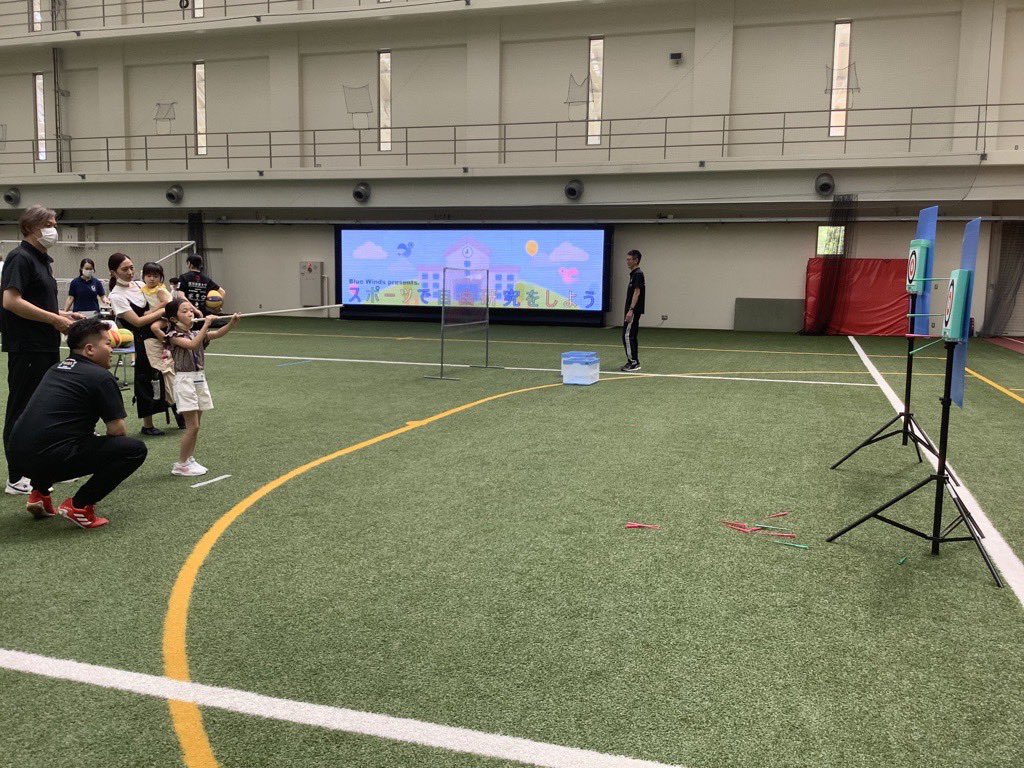 NIFSkouhou's tweet photo. 「Blue Winds presents. スポーツで自由研究をしよう!」
https://t.co/hKcEk9Jtcq
一枚目 まもなく!
二枚目 自由研究相談ブースも好評!
三枚目 #国体イベント体験 #スポーツウェルネス吹き矢
#鹿屋体育大学 #Bluewinds #スポーツ #自由研究 #夏休み体験 #Exseed #かのやならかのーや https://t.co/9DKeVhVyJB