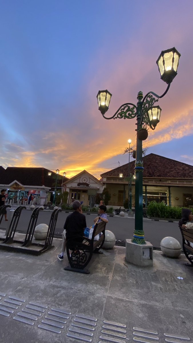 Mau ngumpulin kang photo sambil bertualang, tapi motonya cuma pake hengpon. Sebutin Lokasi, sama Jam photonya. Mimin duluan!

Lokasi: Sebelah Kantor pos Titik Nol Malioboro, Yogyakarta.
Jam foto: 17:44 WIB
HP: Iphone 11
