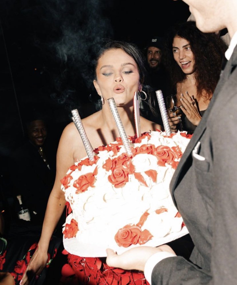 selgalways's tweet photo. Can we talk??πππ¨π¨π¨
#SelenaGomez #Selenators #selenaedits #selenabirthday #birthday #TheBarbieMovie #hotlikeselena #jelena #selenagram #selenation #Kylie https://t.co/fWauzewcBU