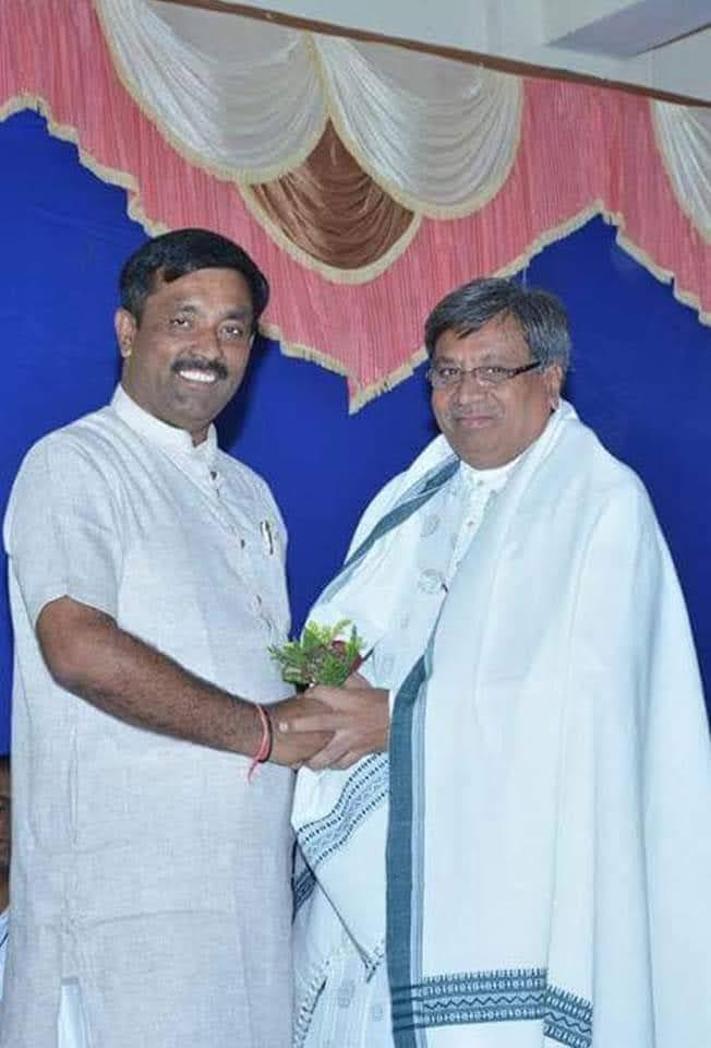 RaviNamori's tweet photo. કચ્છ જીલ્લા PGVCL એડીશનલ-ચીફ
 #શ્રી_એ_એસ_ગરવા_સાહેબ (વેવાઇ સાહેબશ્રી) ને જન્મદિવસ ની ખુબ ખુબ શુભકામનાઓ...

#શ્રી_રામદેવજી_મહારાજ
#શ્રી_મોમાય_માતાજી
#શ્રી_ત્રિકમ_સાહેબ ના આર્શીવાદ આપના ઉપર કાયમ-બની રહે ...... https://t.co/A6ragnwzJy