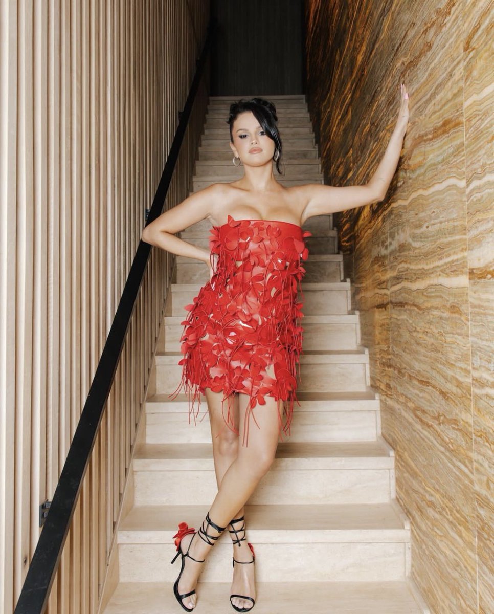 PopCrave's tweet photo. Selena Gomez looks incredible for her 31st birthday. 🎈 https://t.co/8ePumgRF6s