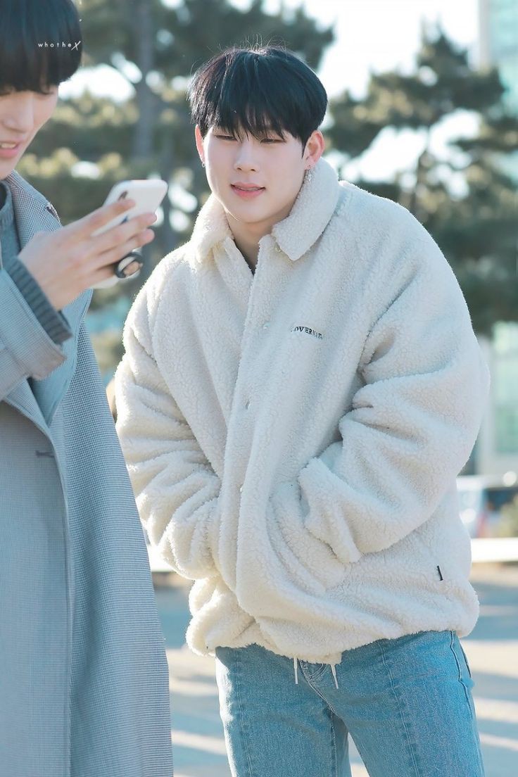 LoveeJooheonn's tweet image. If sunday were a person it would be this Jooheon. 🤍✨

Have a happy Sunday honeyaa~~
Ik you must be having a lot of thoughts but I am sure you will do an excellent job. Cheer up today too. I love you. 🤍