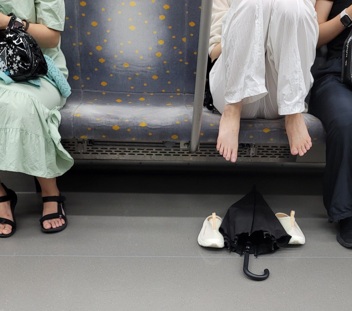 지하철 9호선... 니네집 거실 소파세요???
발을 어따 올렼ㅋㅋㅋㅋㅋㅋㅋㅋ