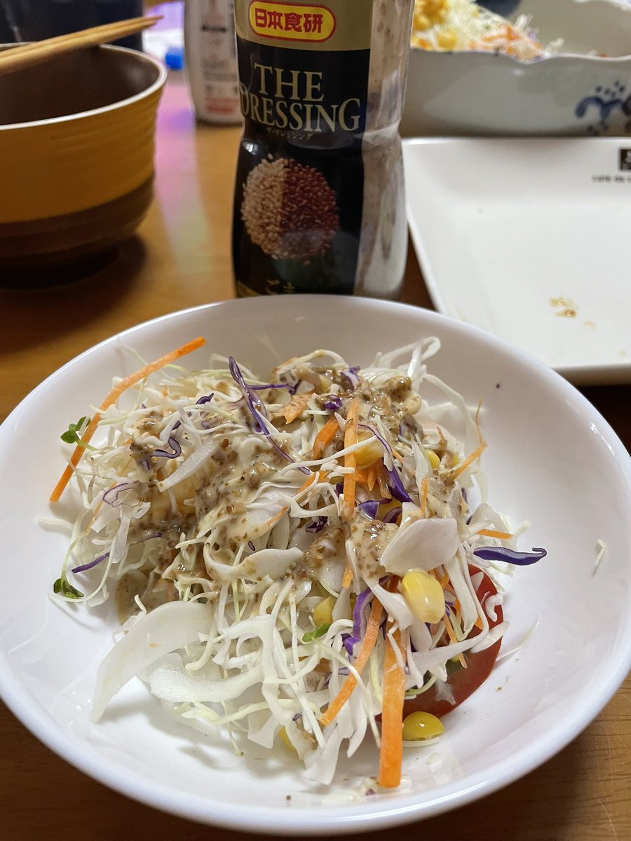 hakiriko's tweet photo. スーパーやドラッグストアを昨日から探しまくってた日本食研のザ・ドレッシング！
本日まさかの野菜売り場にて発見！
シーザーサラダは５本注文してあるので、ゴマドレを買いました🥰
ゴマドレの風味が良くて、やっぱり酸味も少なく食べやすくて美味しい😋
#日本食研
#ザドレ
#ゴマドレ https://t.co/jKzDlNjbXB