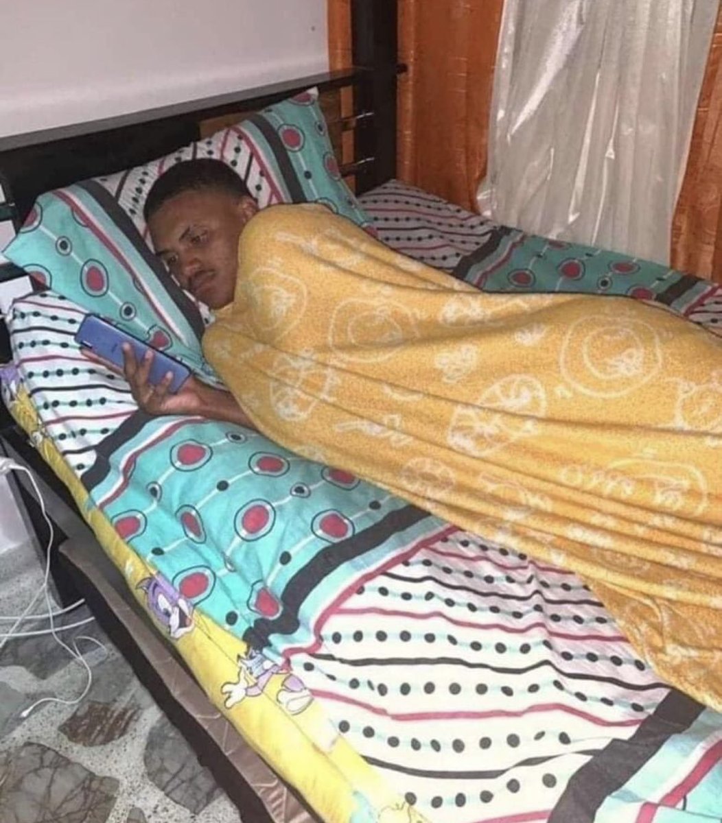 todo mundo saindo sábado 

eu: