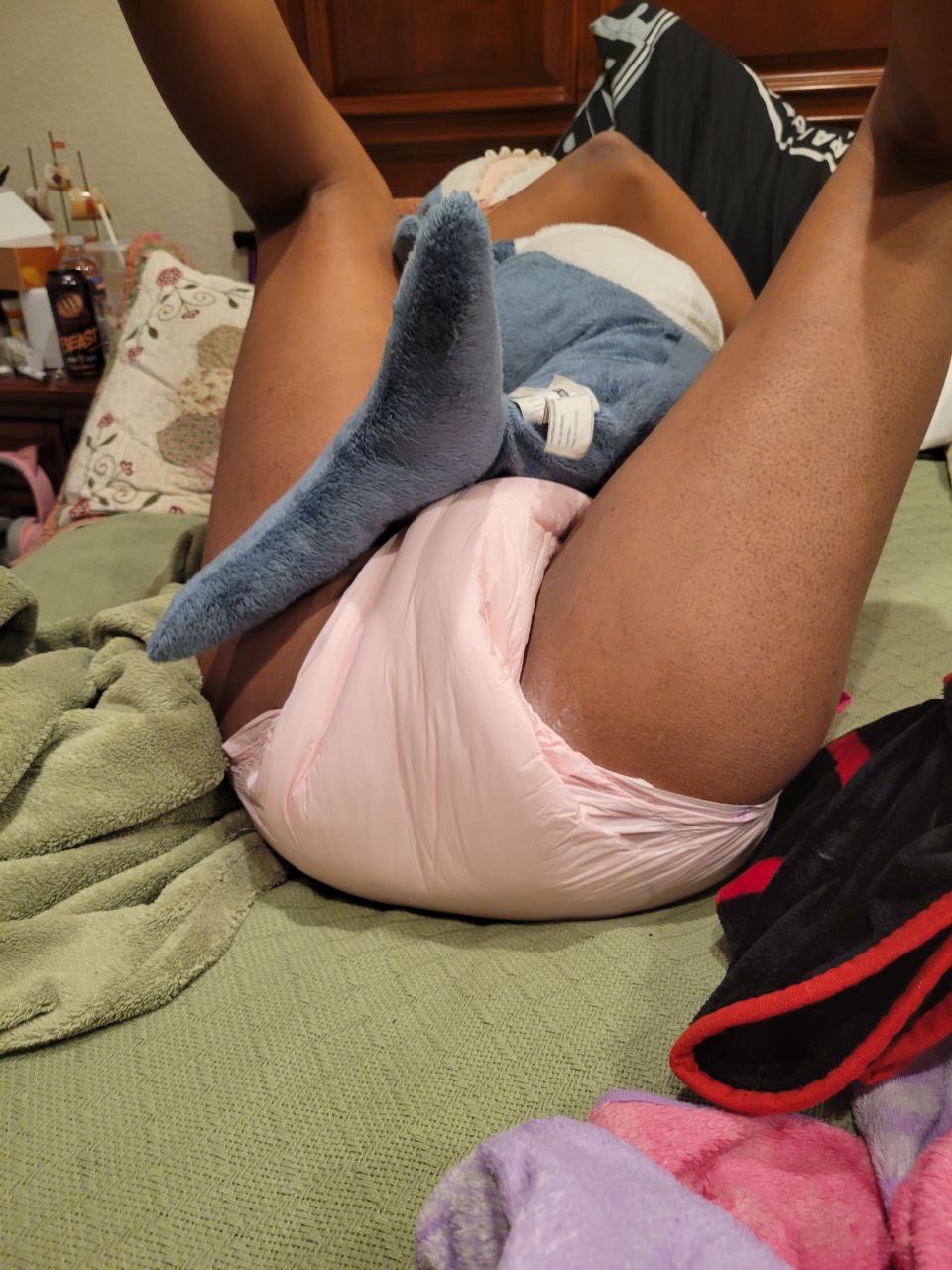 am jus a small littl bab hehe sitting here wif her sharkie and her daddie💖💖 #abdldiapergirl #abdl #littlespace #little https://t.co/qJLHKx8aXm