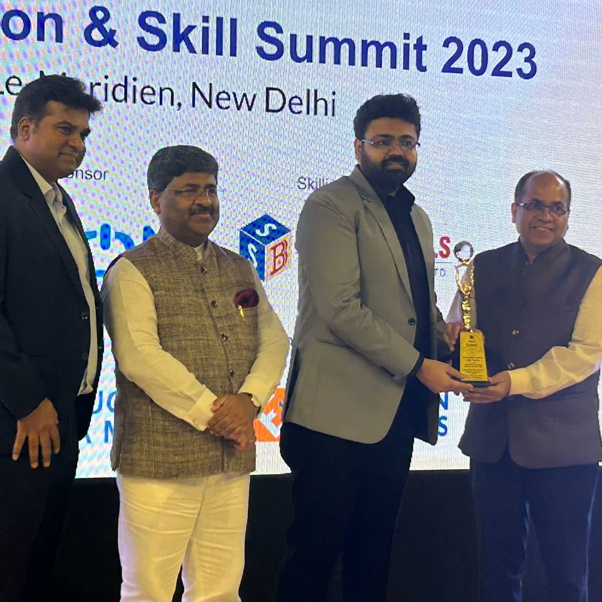 KNOWLEDGENATIO3's tweet photo. Knowledge Nation Law Centre - Awarded Best CLAT coaching in Delhi / ncr at 12th Higher Education and Skill Summit conducted at Hotel Le Meridian.

Congratulations to the whole team of Knowledge Nation Law Centre.

#law #clat #ailet #llb #cuet #lawcoaching #llbcoaching https://t.co/YZg9FjPhTS