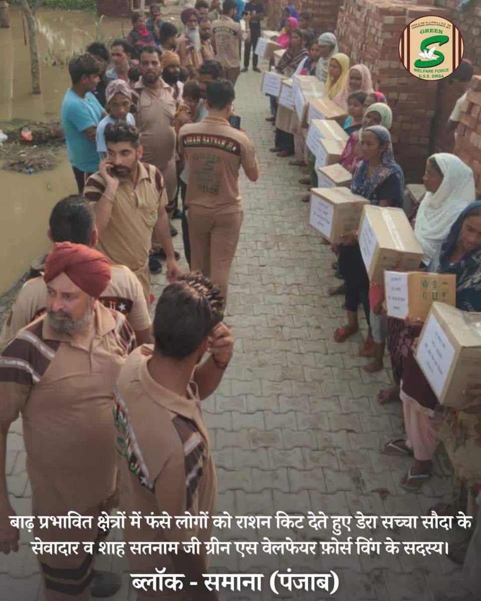 SimritpalK's tweet photo. चाहे आग, हो या सुनामी, अपनी जान की परवाह किए बगैर शाह सतनाम जी ग्रीन एस वेलफेयर फोर्स विंग के सेवादार हर अफ्फदा मैं जी जान से सेवा करते हैं उन्हें सेवा करने की प्रेरणा Saint Gurmeet Ram Rahim Ji से मिलती हैं। और आज भी बाढ़ के कारण #FloodRelif हर जगह पहुंचा रहे हैं। https://t.co/luLKGjdkRZ