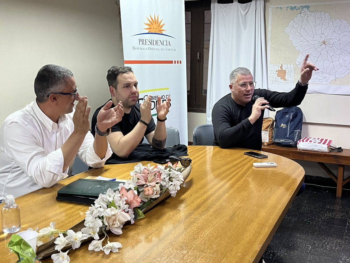 BancadaPNCNE's tweet photo. Continúan nuestras actividades. 
Recibimos en Bancada al Lic. Diego Irazabal asesor del Congreso de Intendentes. 
También nos visitó el Edil Darwin Correa, Pte. de la Junta Deptal. de Maldonado quien junto a la Mesa Ejecutiva se encuentra organizado la Asamblea Anual del CNE. https://t.co/bu2pJ28ZkF