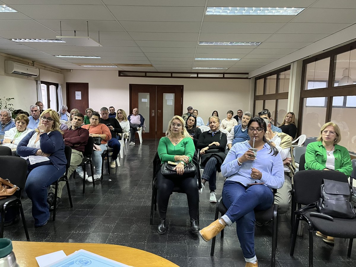 BancadaPNCNE's tweet photo. Continúan nuestras actividades. 
Recibimos en Bancada al Lic. Diego Irazabal asesor del Congreso de Intendentes. 
También nos visitó el Edil Darwin Correa, Pte. de la Junta Deptal. de Maldonado quien junto a la Mesa Ejecutiva se encuentra organizado la Asamblea Anual del CNE. https://t.co/bu2pJ28ZkF
