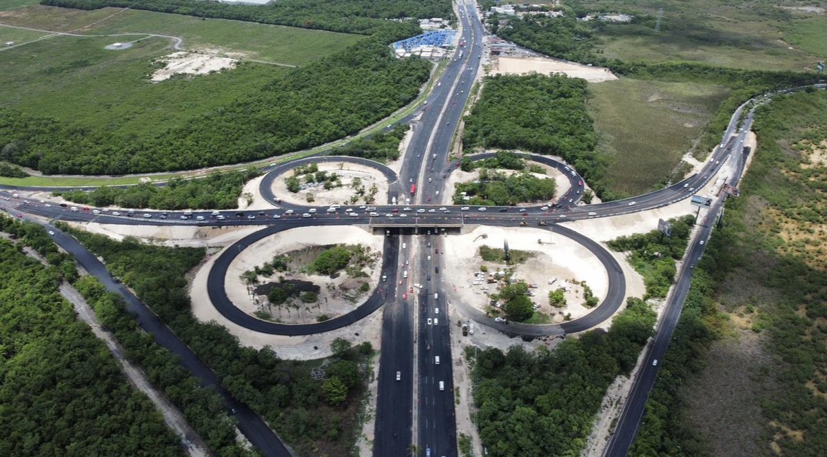 SalvaFdezAyala's tweet photo. @SICTmx En seguimiento al programa de ejecución de obras viales de #Cancun por parte del Secretario @jorgenunol y Subsecretario @JFelipeVerdugo. Un gran equipo de técnicos e ingenieros trabajando para mejorar la movilidad de este gran destino turístico.👷‍♂️. https://t.co/ohfI1l1pGy