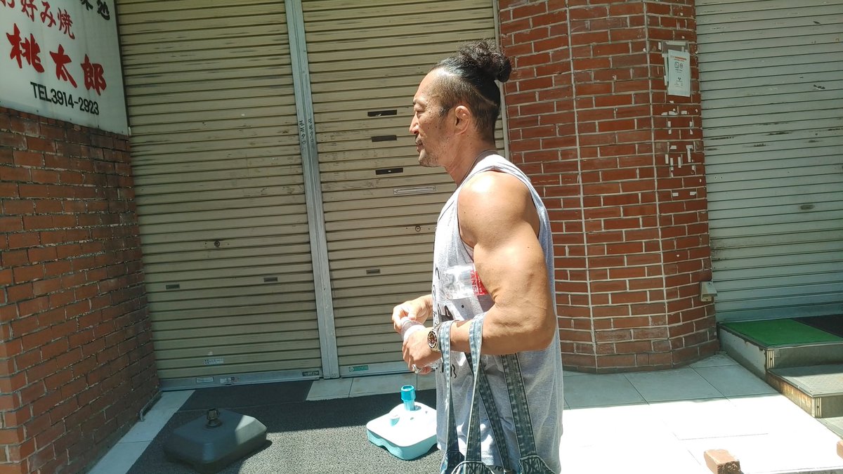 50歳にもなるのに、タンクトップに短パンで歩いてるだけでも、ちょっと 