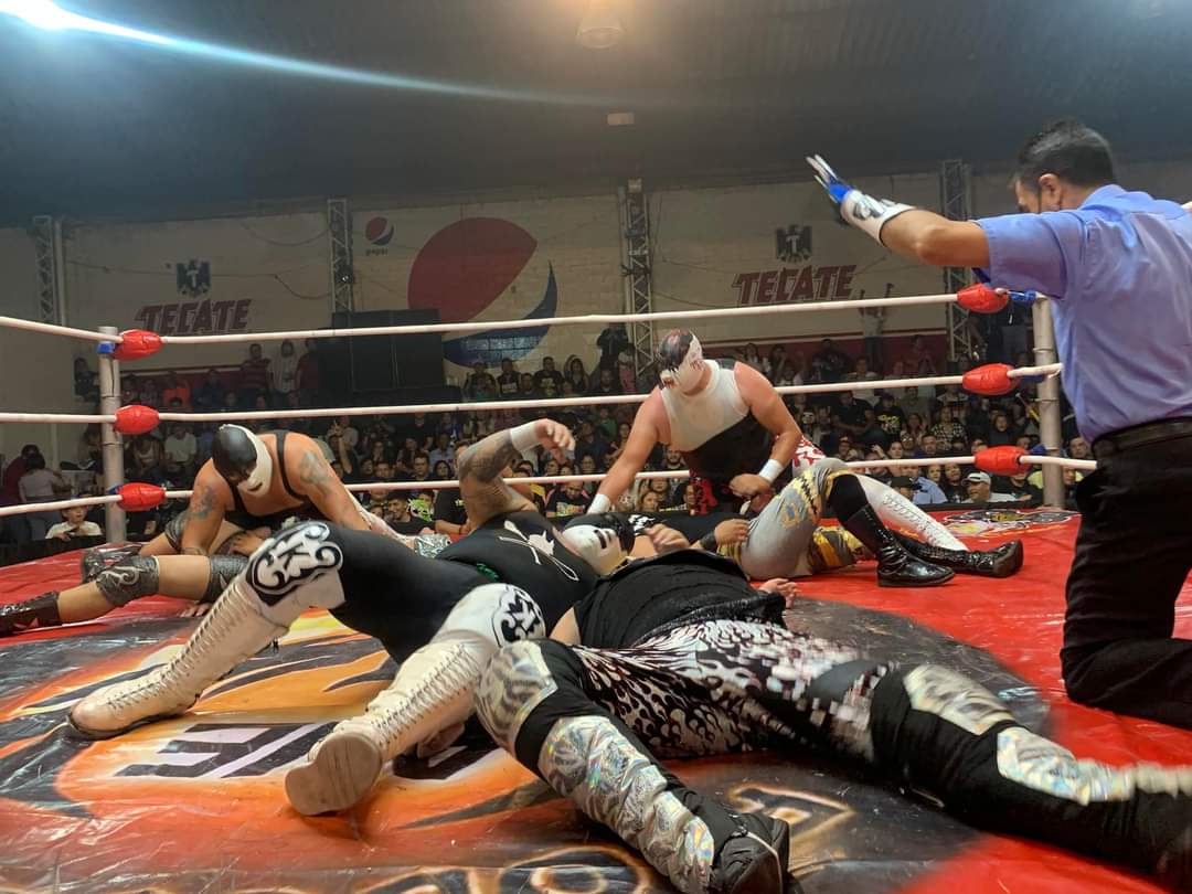 LaTijeraLucha's tweet photo. La #MurallaBlanca se impone en la segunda batalla del #BlueSaturday para celebrar lo 38 años del #DemonioAzul en la #ArenaLópezMateos #DrKaronteJr, #GranMarkusNG y #Esquizofrenia derrotan a las #TortugasNegras, #Da-Kara y #ShilKa quienes se complementaron con #Lugger...
#latijera https://t.co/xKj3WtEWOv