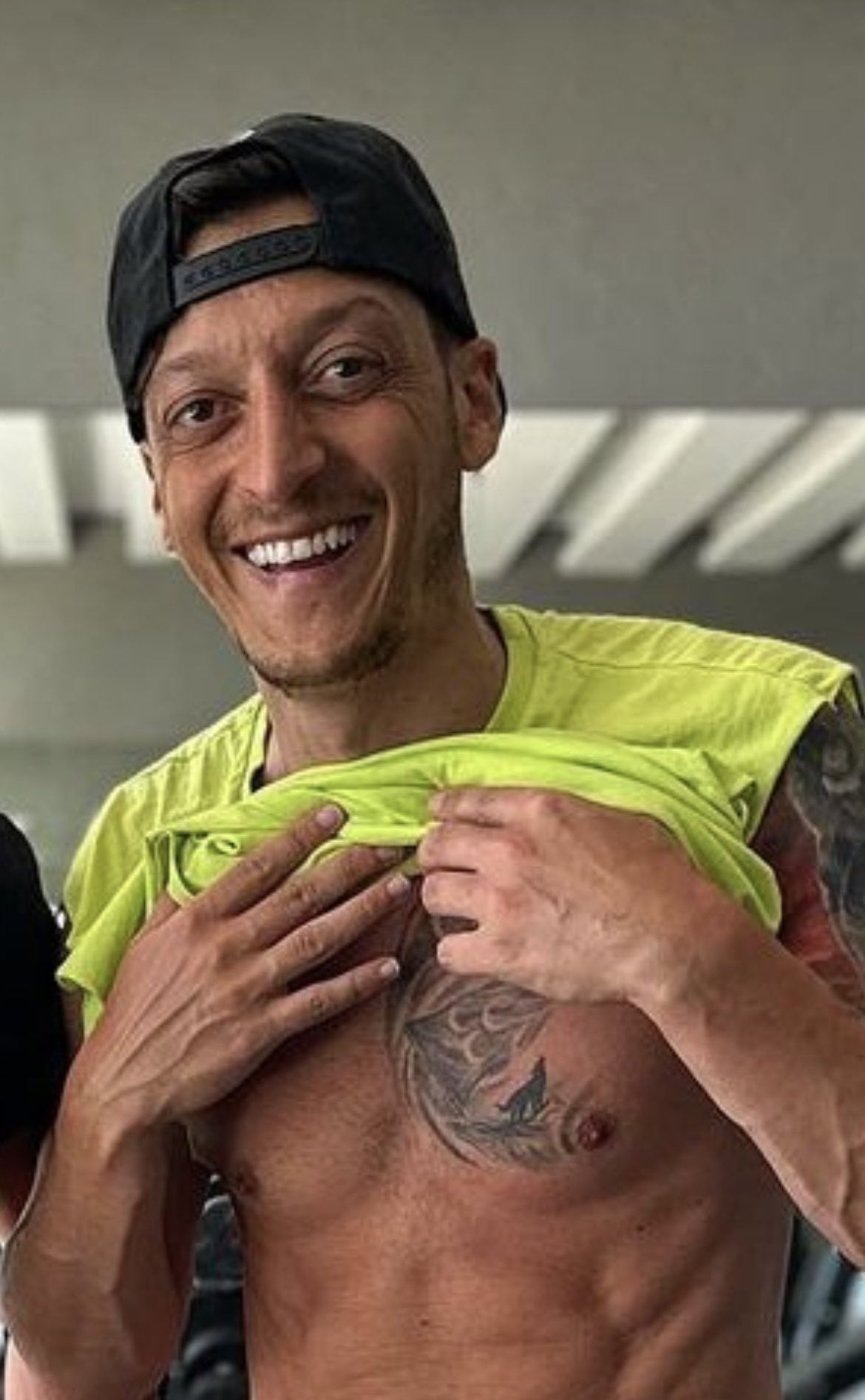 Kerem Schamberger on Twitter: "Mesut Özil, jetzt auch mit Tattoo der