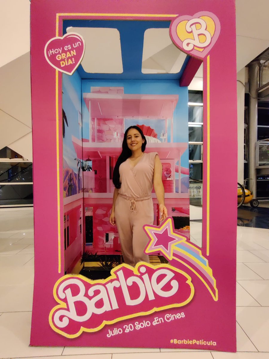 mariale3d's tweet photo. De vuelta a mis raíces Barbie 🩷 Gracias a esta icónica muñeca descubrí mi pasión por la moda cuando creaba trajes para vestirlas. A veces desearía haber conservado esos queridos trajes de mi infancia 🥹
#barbie #fashiondesign https://t.co/t4mveQfbRT