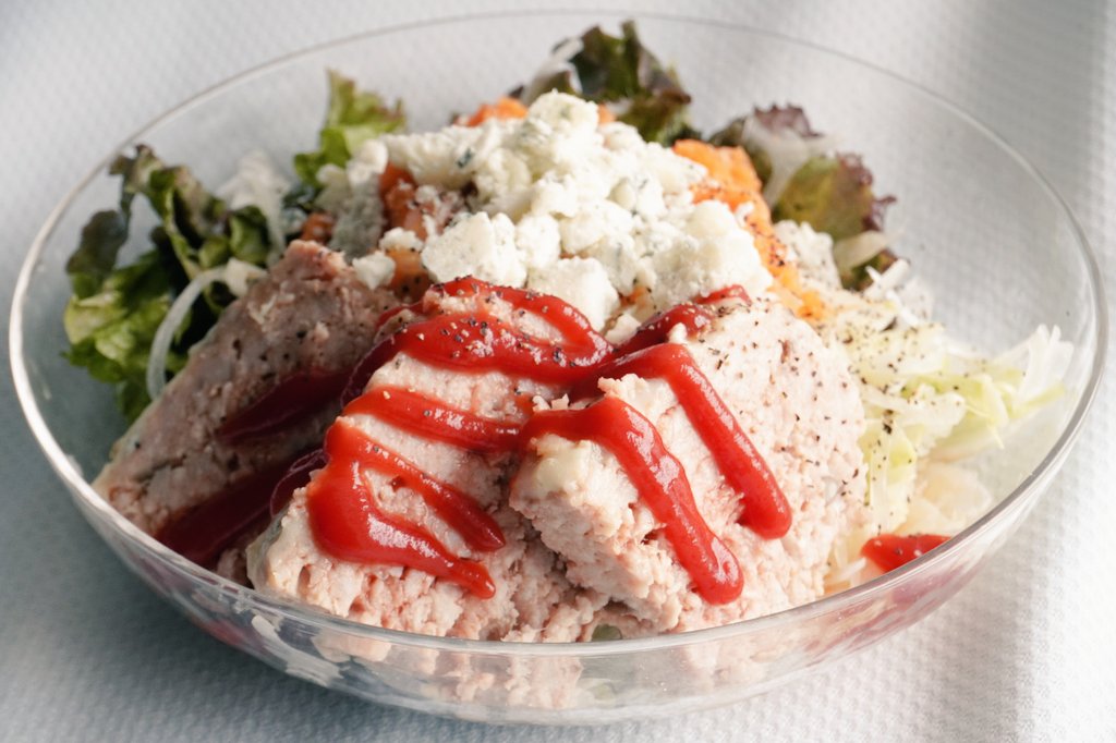 BreadmakerM's tweet image. 失敗続きで、なかなか上手く焼けません😂
一緒に焼いたミートローフを冷たくして食べました😋