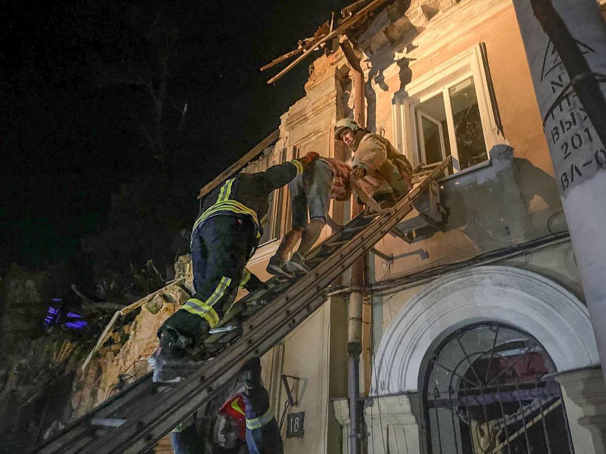 grntmedia's tweet photo. Вночі рочіяни здійснили ракетну атаку на Одесу. 

Одна людина загинула, 19 поранено. 

Зруйновані 6 житлових, в тому числі багатоквартирних будинків. Пошкоджені дві памʼятки архітектури, храм. Понівечені десятки автівок. В багатьох будівлях вибиті вікна, пошкоджені дахи та фасади.

Джерело: Одеська ОВА.