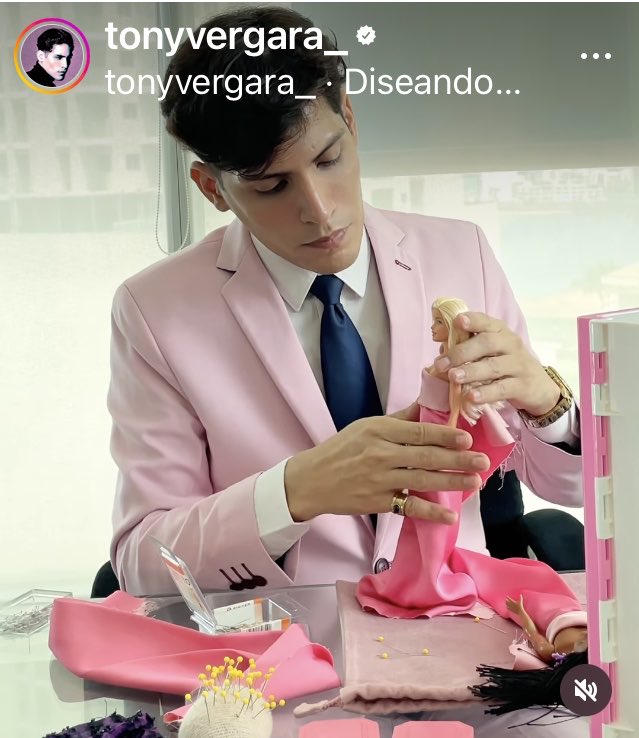 Arlinepty's tweet image. Nuestro querido profesor de diseño de moda, Tony Vergara, diseñando para Barbie #CSDM-Latam