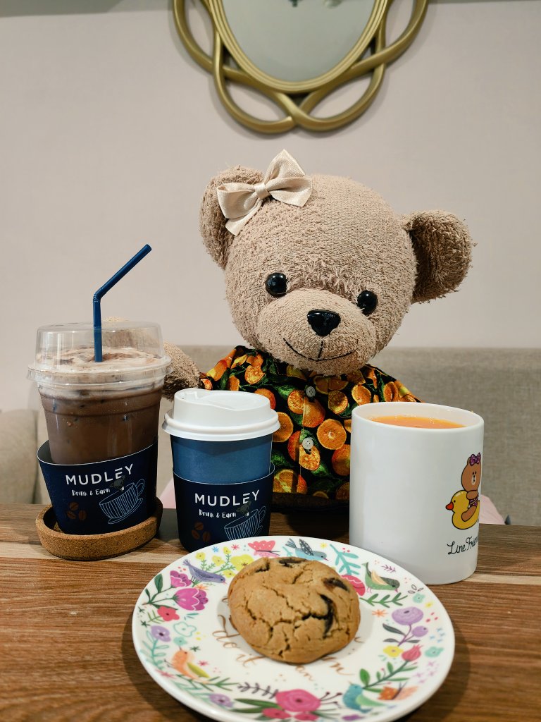 What better way to kickstart your Sunday with a chocolate drink &amp; orange juice with a crumbly chocolate cookie? 🍪 hmmm delicious 😋 🐻🐻🐻. What are you having for breakfast today? ❤️