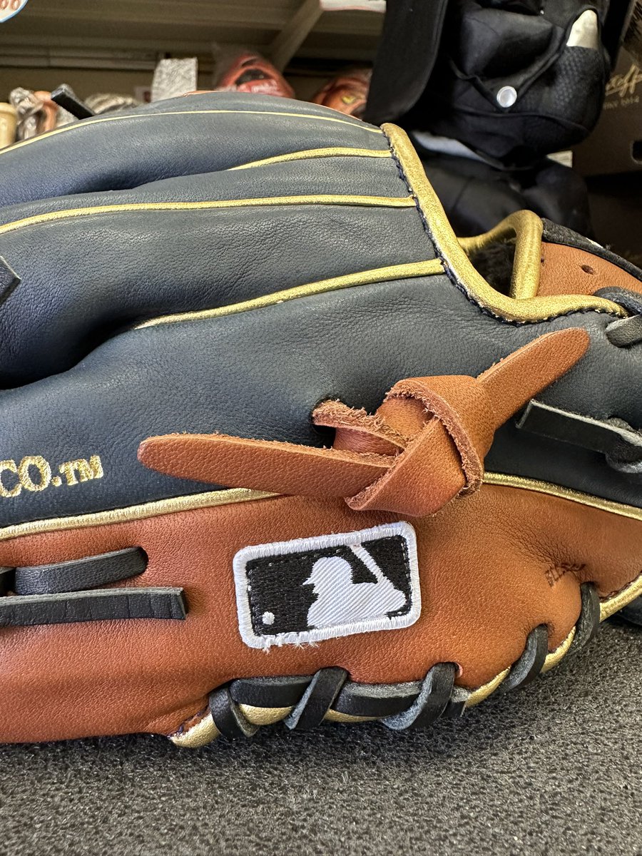 TKishihara's tweet photo. #ローリングス #hoh #mlb #colorsync #限定グラブ #limitededition #内野手用グラブ #infielders... https://t.co/KE67Bwpmuj @YouTubeより https://t.co/DuAB8qikAr