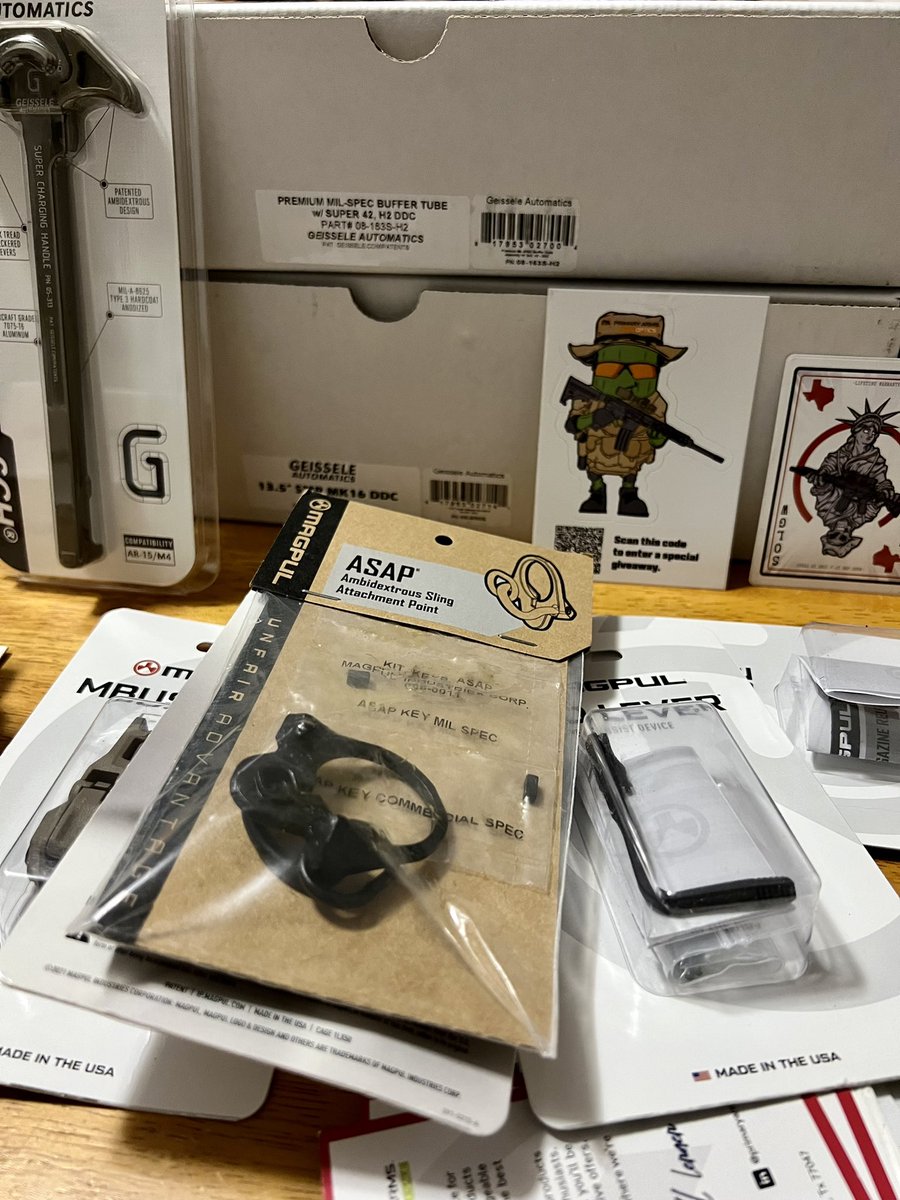 Elliott436's tweet photo. Getting ready for a nice build thanks to @PrimaryArms #peanutbutterpickle https://t.co/zuOWAmBnad