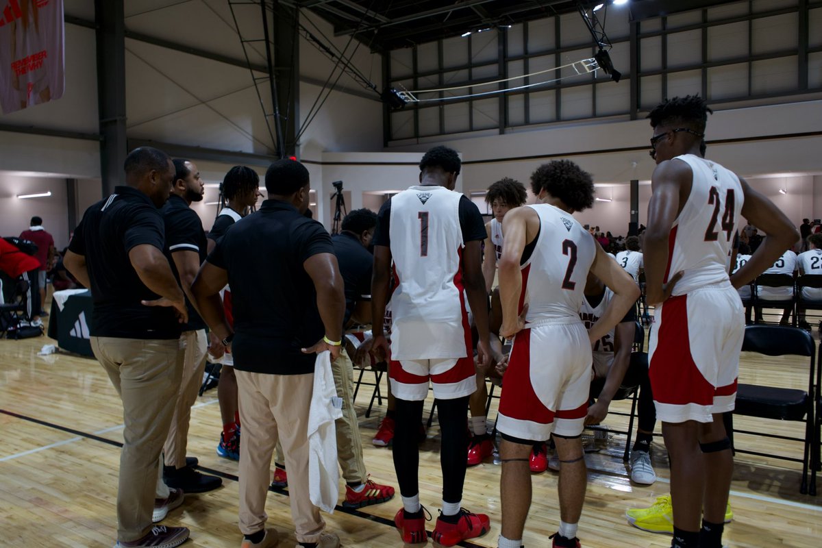 CoachBuchanan22's tweet photo. Being coachable means you're willing to consider feedback even if you don't like what you hear. It means resisting the urge to make excuses or get defensive when challenged. Getting better is more important than your ego. You'd rather get it right than be right. #ArkHawks #3SSB https://t.co/DNXgUQsAuU