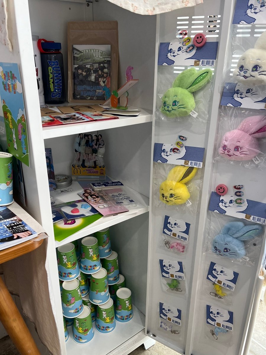 복숭아꽃🌸
완전 뉴진스의 공간!
파워퍼프걸 패브릭 포스터부터 레전드 위버스콘 사진들까지…. 정말 너무 마음에 들었어요!
구하기 어려운 굿즈도 엄청 많아서 대리만족 완전 가능❤️
토끼 등신대도 너무 귀여워서 사진 왕방 찍었다는🐰
#새_청바지_일주년_축하해
#일주년_쿠키_우리집에만_있지_놀러와