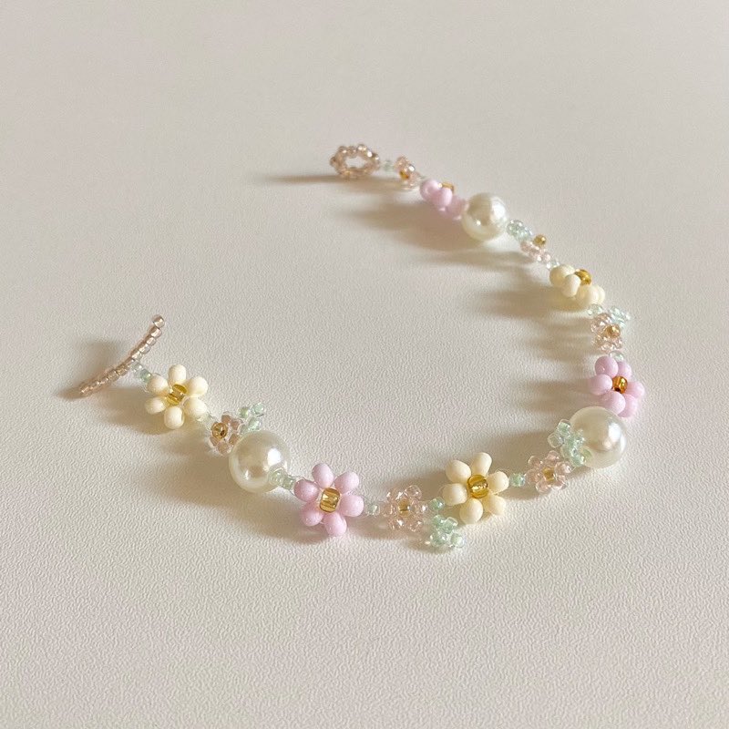 studentlyfee's tweet photo. Girls, this is the cutest flower beads bracelet &amp; rings everrrrr 😭😭😭 https://t.co/rWJ8eCrHPg