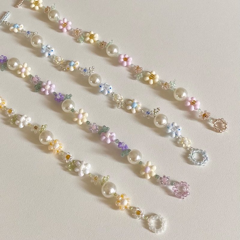 studentlyfee's tweet photo. Girls, this is the cutest flower beads bracelet &amp; rings everrrrr 😭😭😭 https://t.co/rWJ8eCrHPg